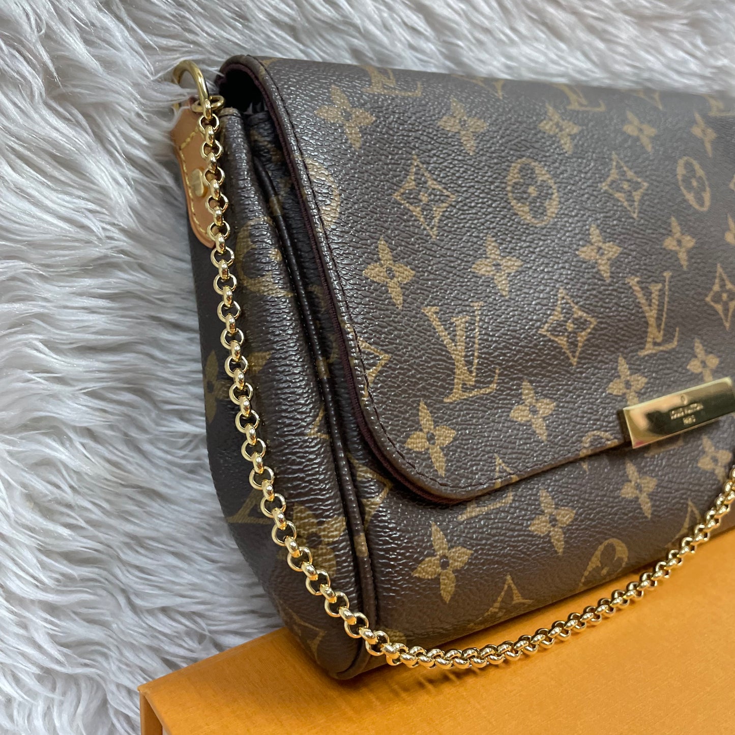 Authentic Favorite mm monogram with dust bag and box (SA4198 date code) in very great condition, no crack no tear, discontinued model, hard to find in this nice condition