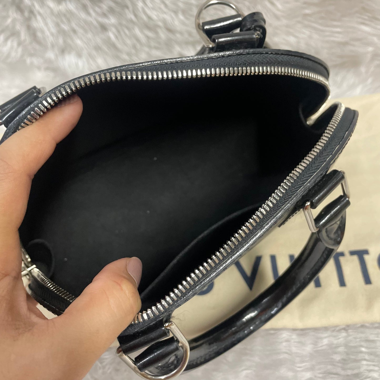 Authentic Excellent Alma bb venis noir black in great condition with original strap and keyset and dust bag!!! (MI1123 date code)