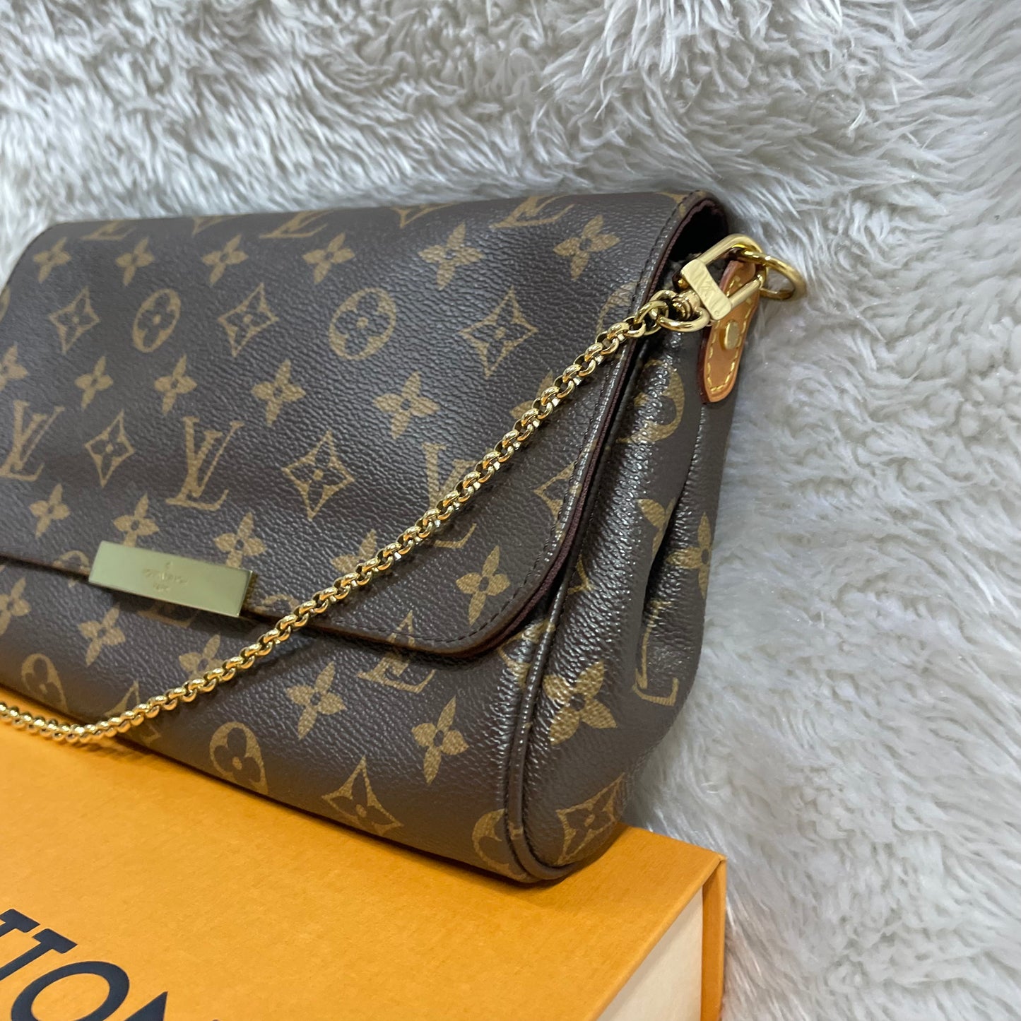 Authentic Favorite mm monogram with dust bag and box (SA4198 date code) in very great condition, no crack no tear, discontinued model, hard to find in this nice condition