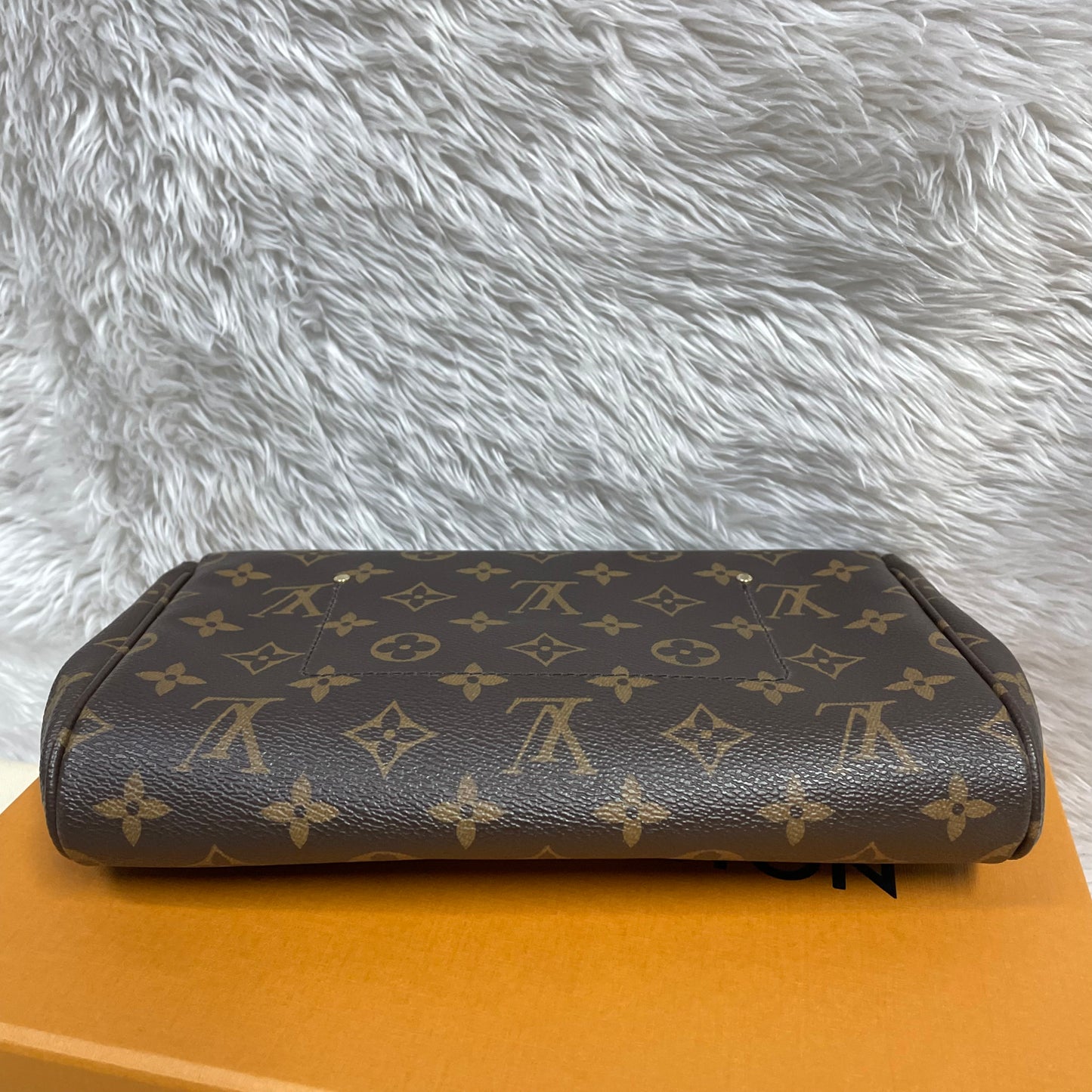 Authentic Favorite mm monogram with dust bag and box (SA4198 date code) in very great condition, no crack no tear, discontinued model, hard to find in this nice condition