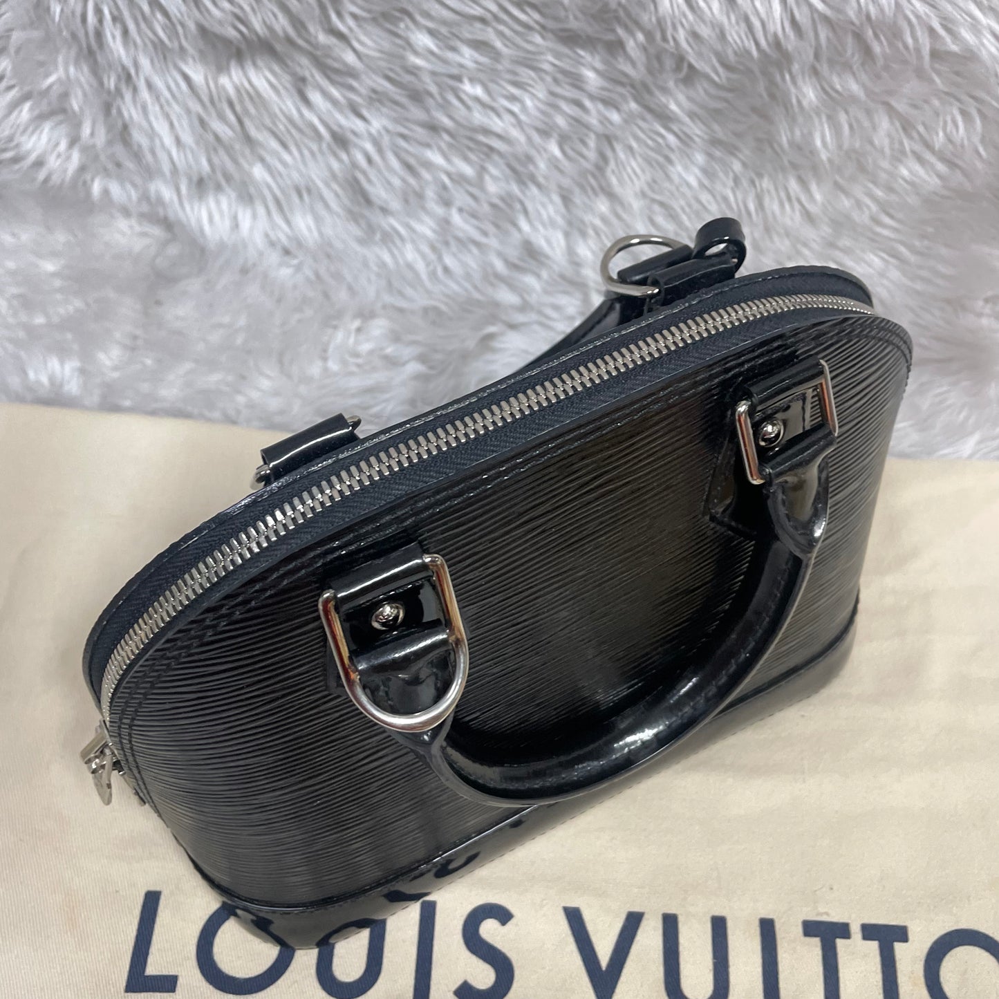 Authentic Excellent Alma bb venis noir black in great condition with original strap and keyset and dust bag!!! (MI1123 date code)