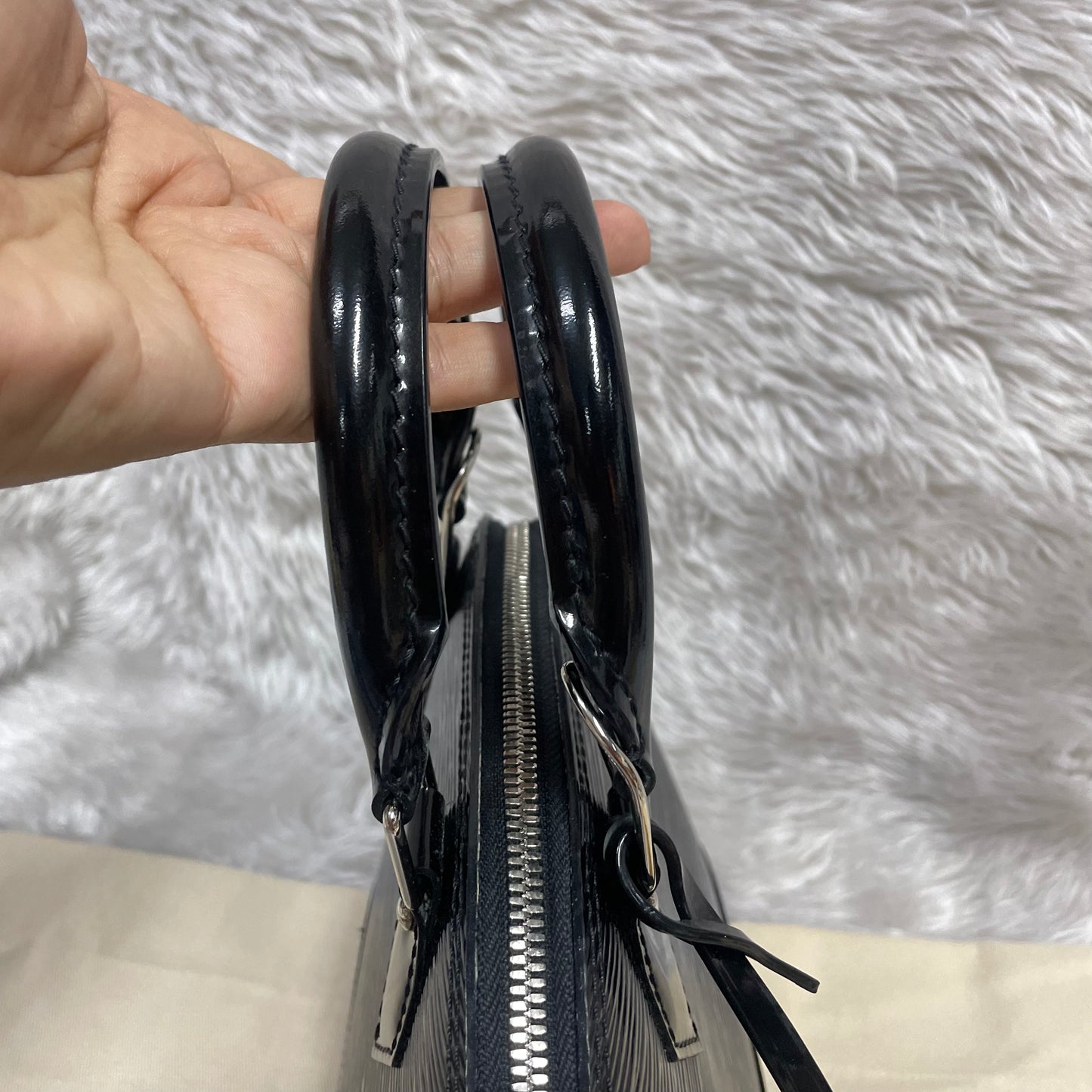 Authentic Excellent Alma bb venis noir black in great condition with original strap and keyset and dust bag!!! (MI1123 date code)