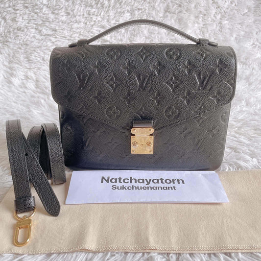 Metis pochette black with dudt bag