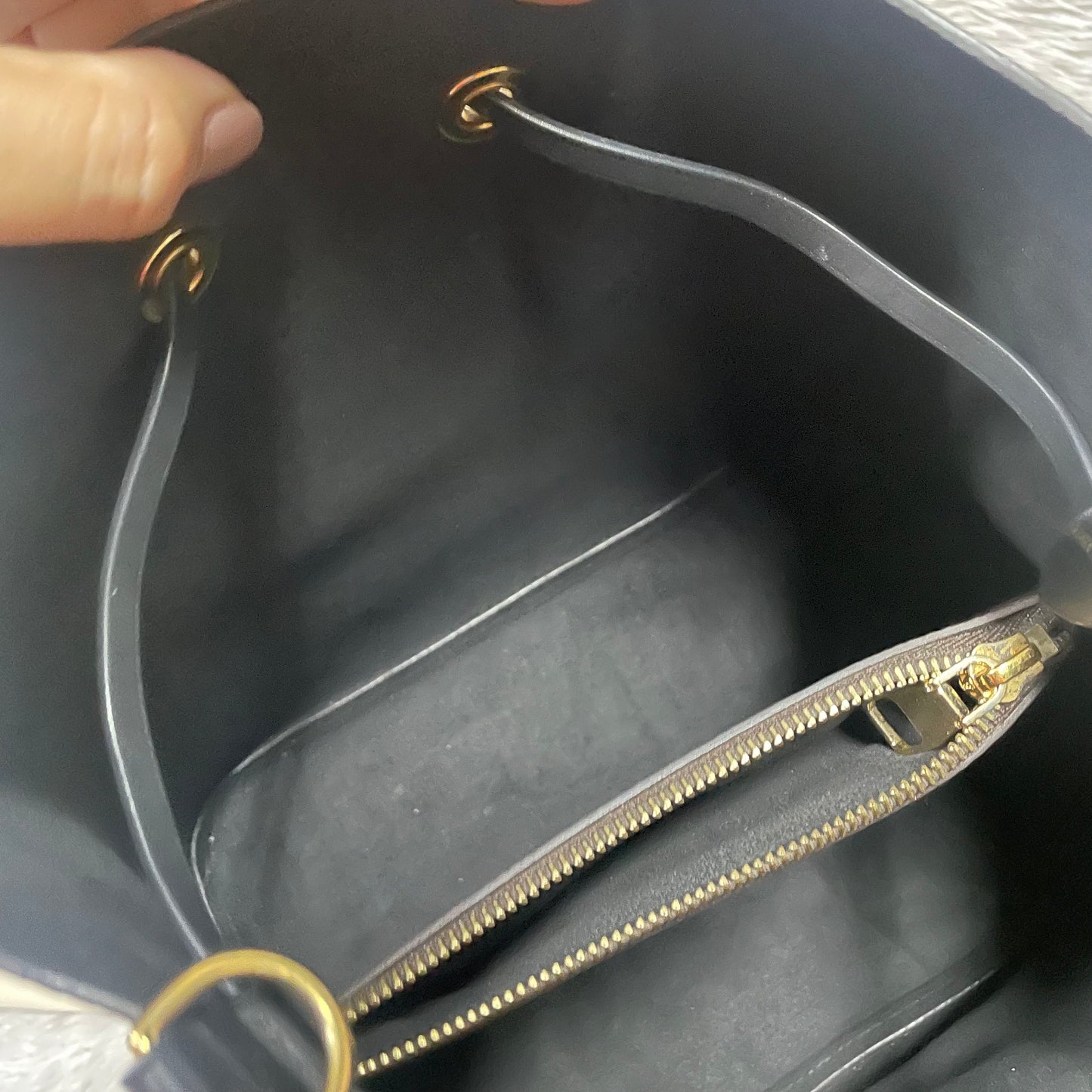 Authentic Neo noe noir (Black) monogram with dust bag (SP1187) in very great condition, no crack no tear, hard to find in this nice condition, comes with dust bag, box, paper bag