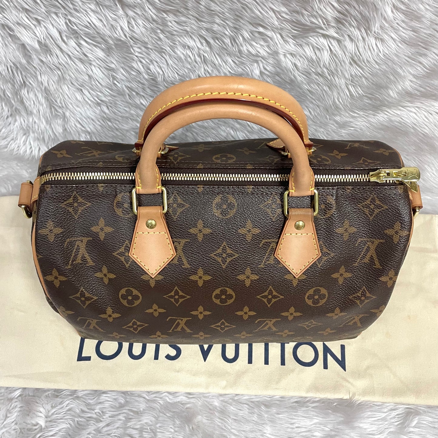 Authentic Speedy 30 Bandouliere monogram in great condition with dust bag and key set and (DU2193 date code)