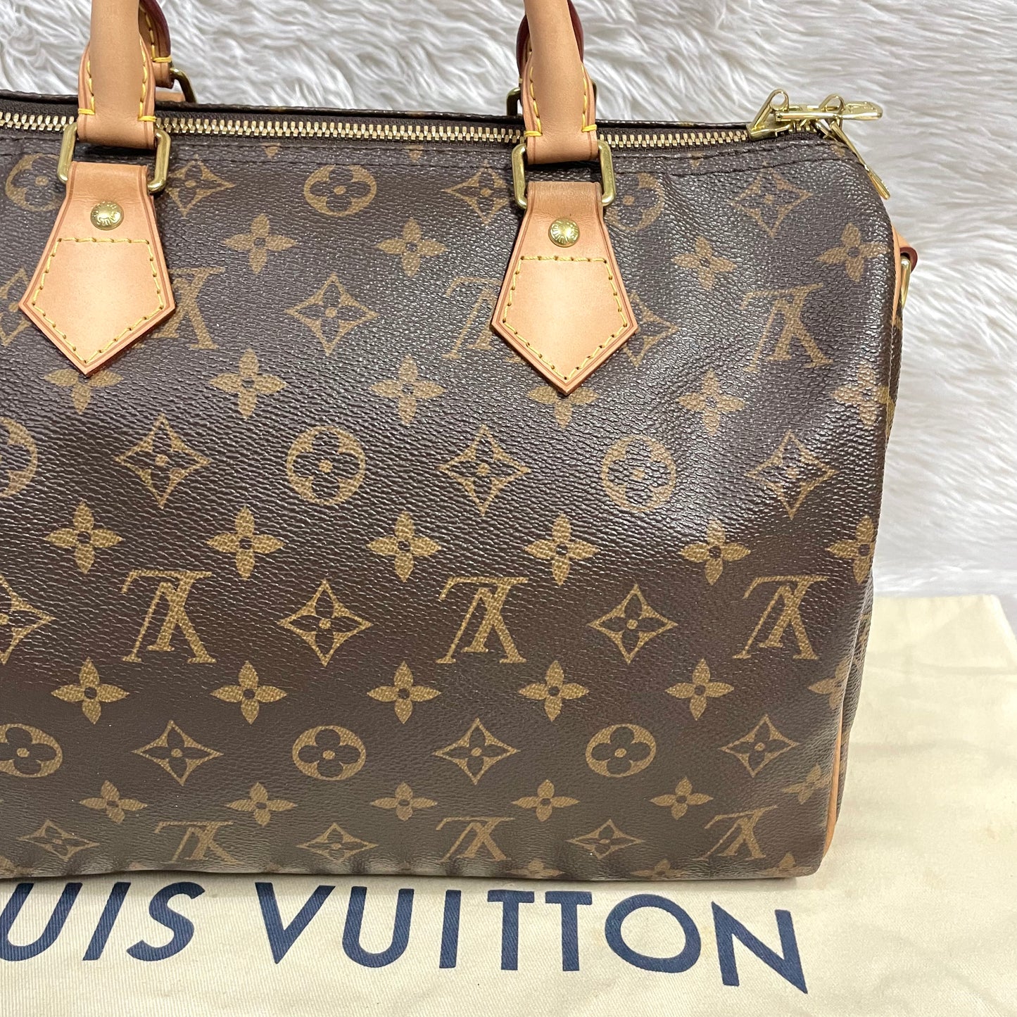 Authentic Speedy 30 Bandouliere monogram in great condition with dust bag and key set and (DU2193 date code)