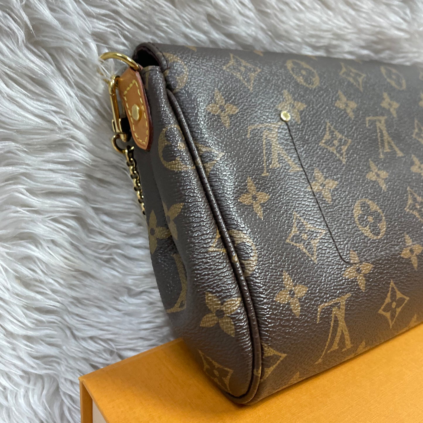 Authentic Favorite mm monogram with dust bag and box (SA4198 date code) in very great condition, no crack no tear, discontinued model, hard to find in this nice condition