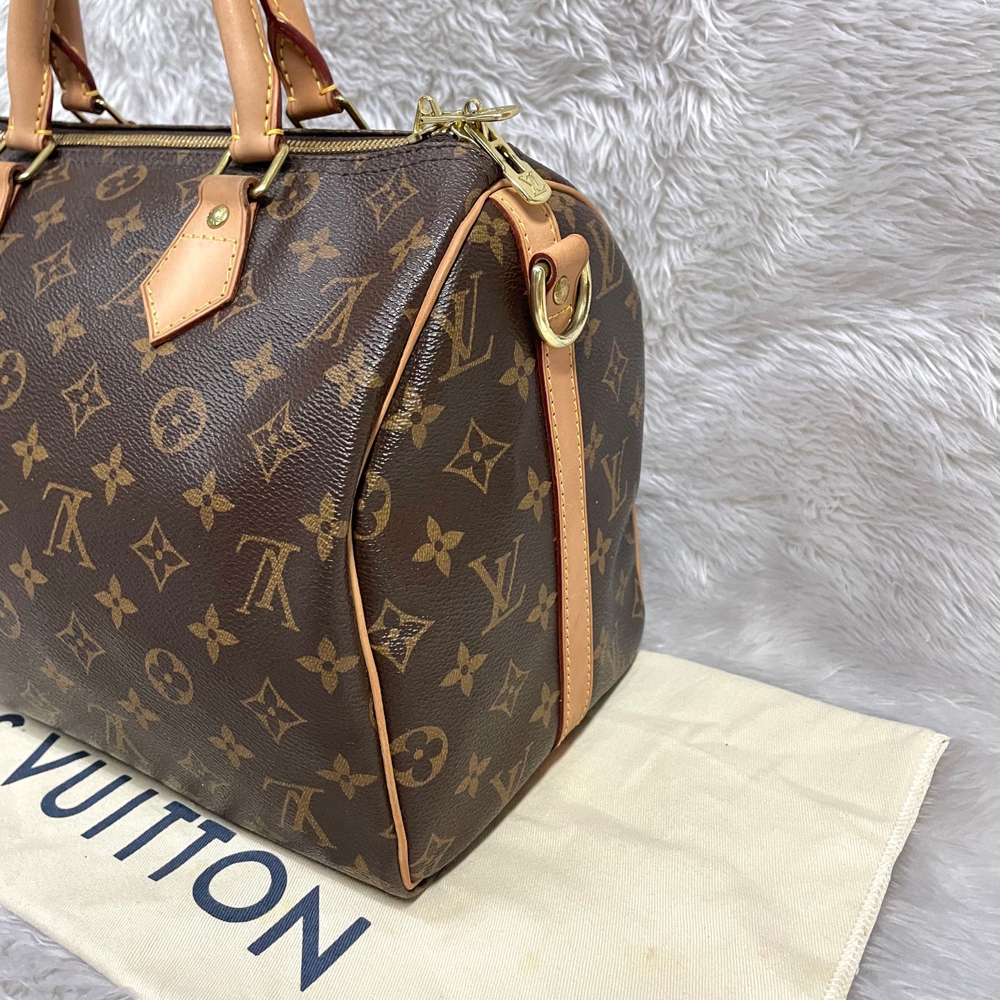 Authentic Speedy 30 Bandouliere monogram in great condition with dust bag and key set and (DU2193 date code)