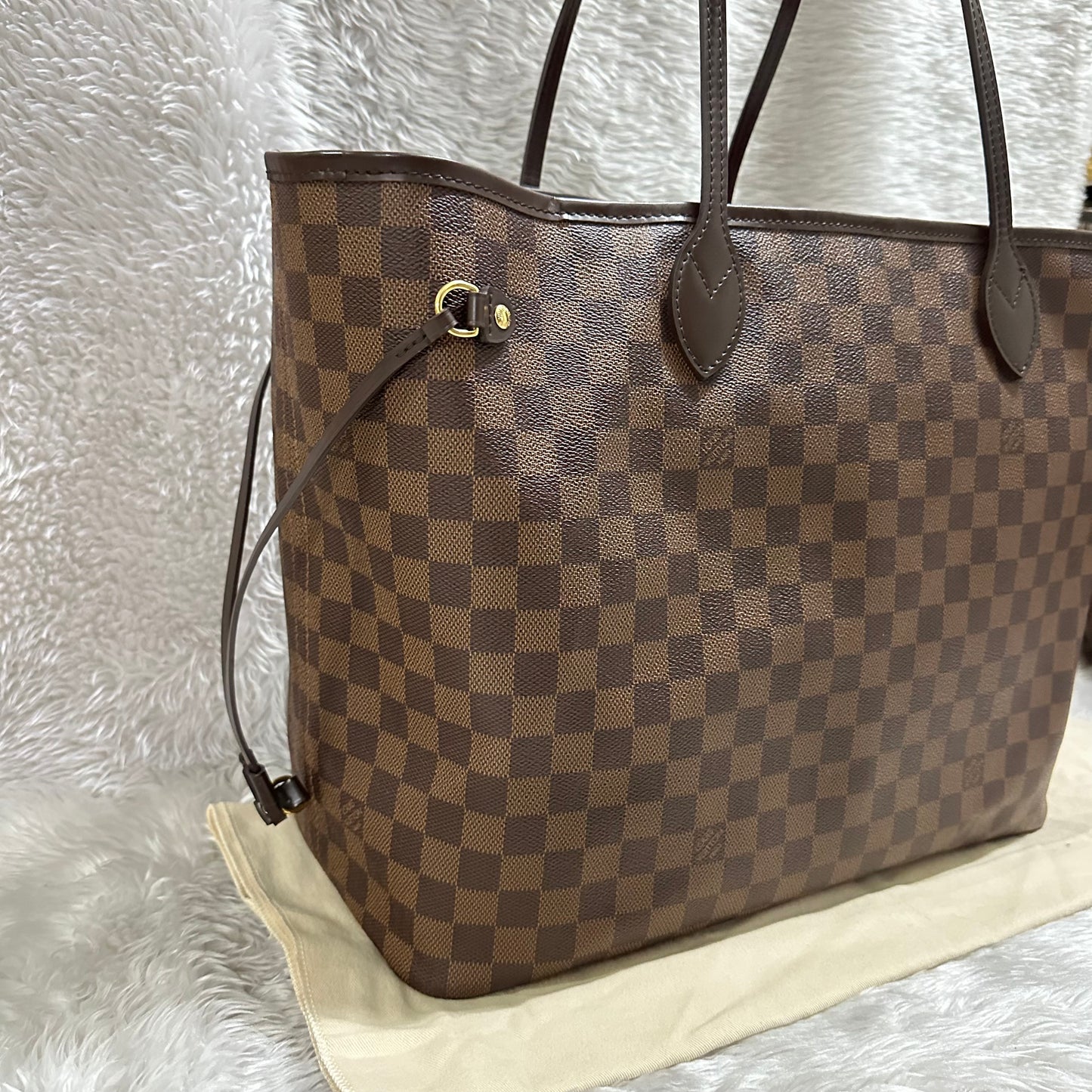 Authentic Excellent Neverfull GM damier ebene in super great condition, come with dust bag. (FL0181 date code).