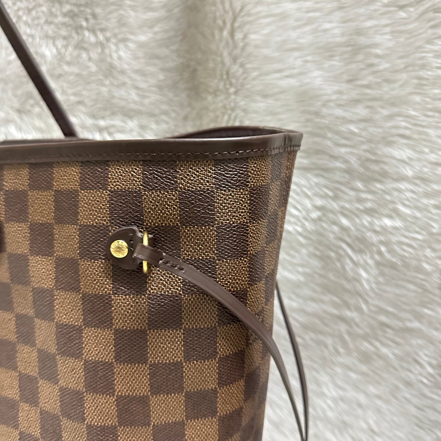 Authentic Excellent Neverfull GM damier ebene in super great condition, come with dust bag. (FL0181 date code).