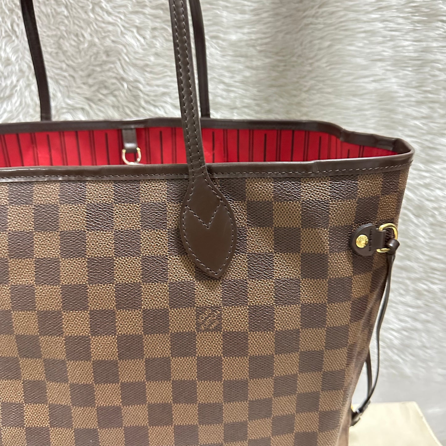 Authentic Excellent Neverfull GM damier ebene in super great condition, come with dust bag. (FL0181 date code).