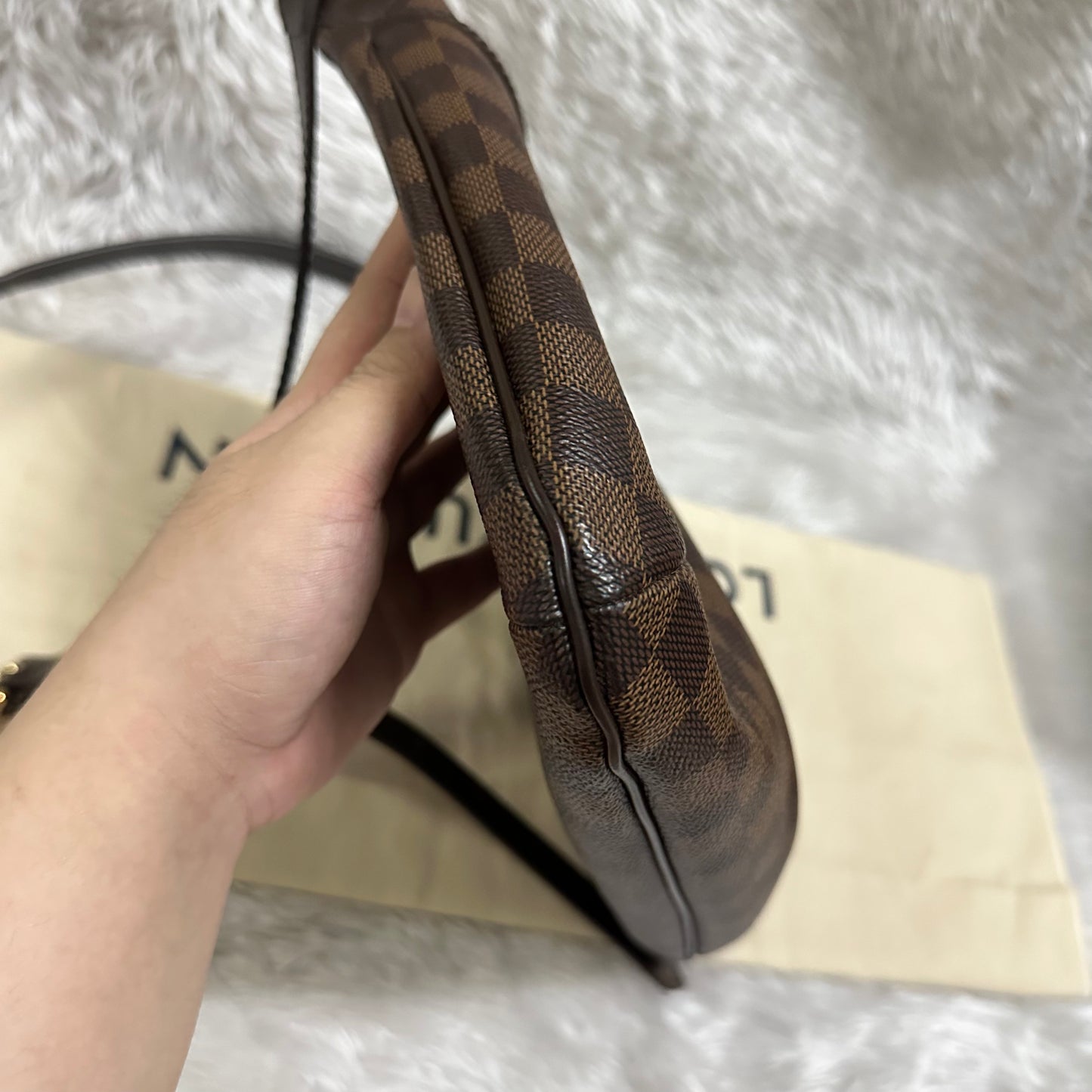 Authentic Excellent Bloomsbury pm damier ebene in great condition with dust bag!!! (DU0194 date code)