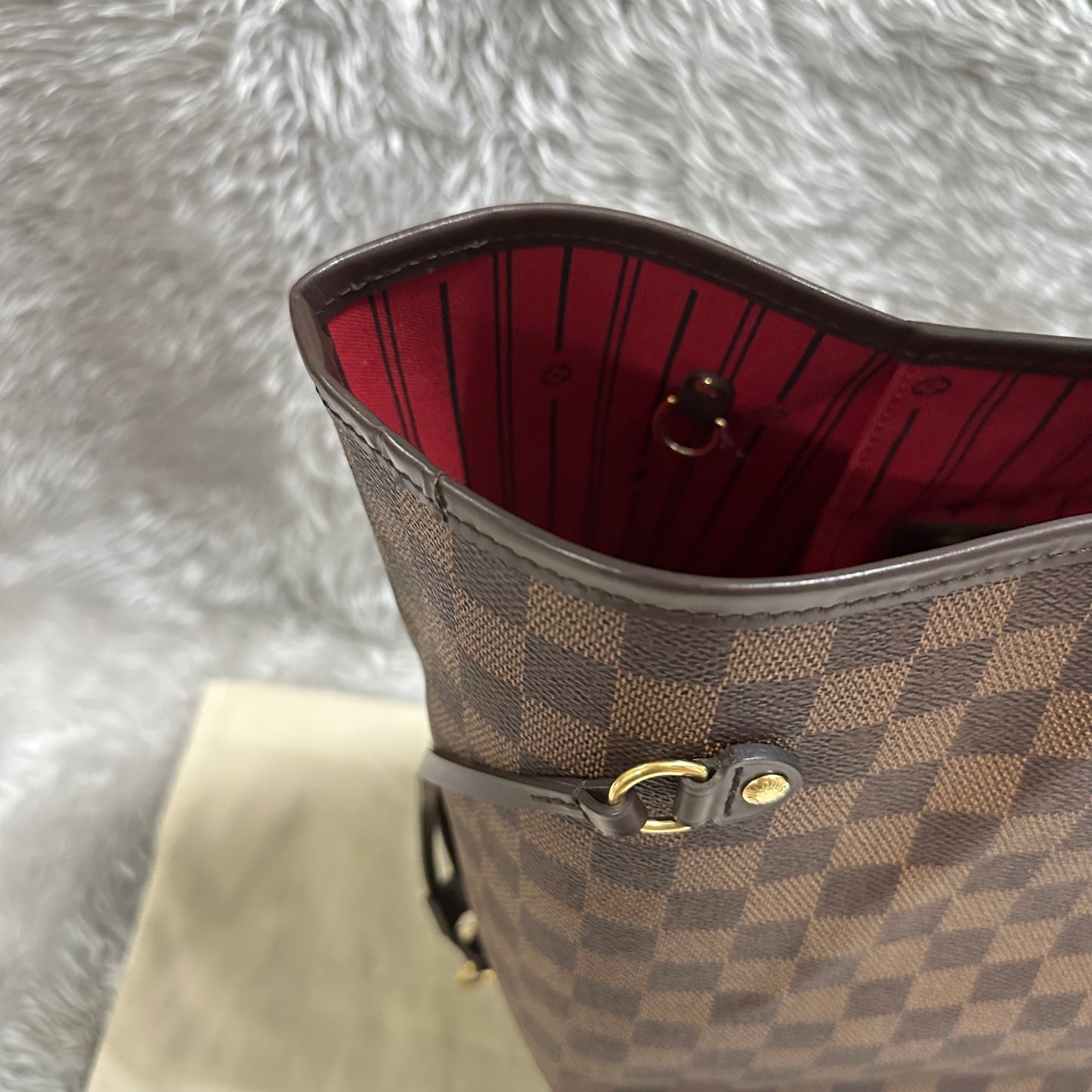 Authentic Excellent Neverfull GM damier ebene in super great condition, come with dust bag. (FL0181 date code).