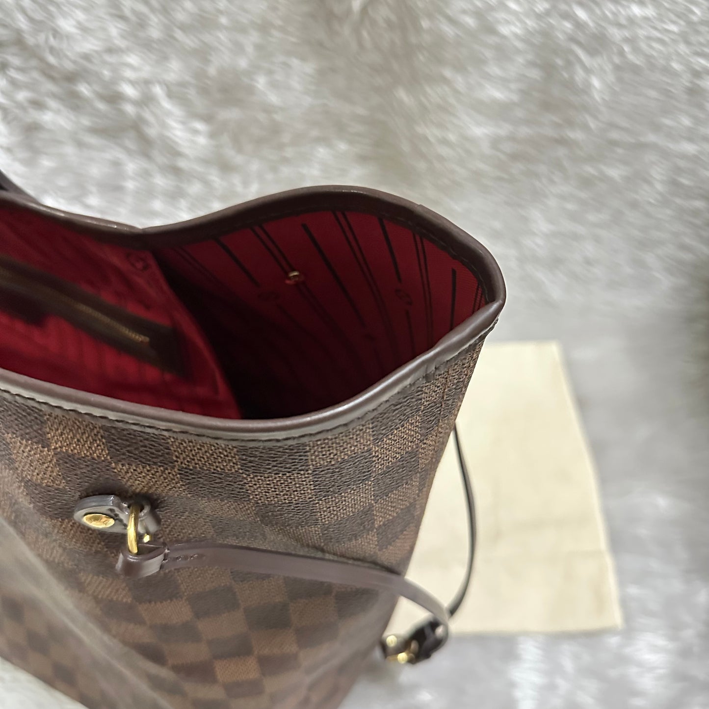 Authentic Excellent Neverfull GM damier ebene in super great condition, come with dust bag. (FL0181 date code).