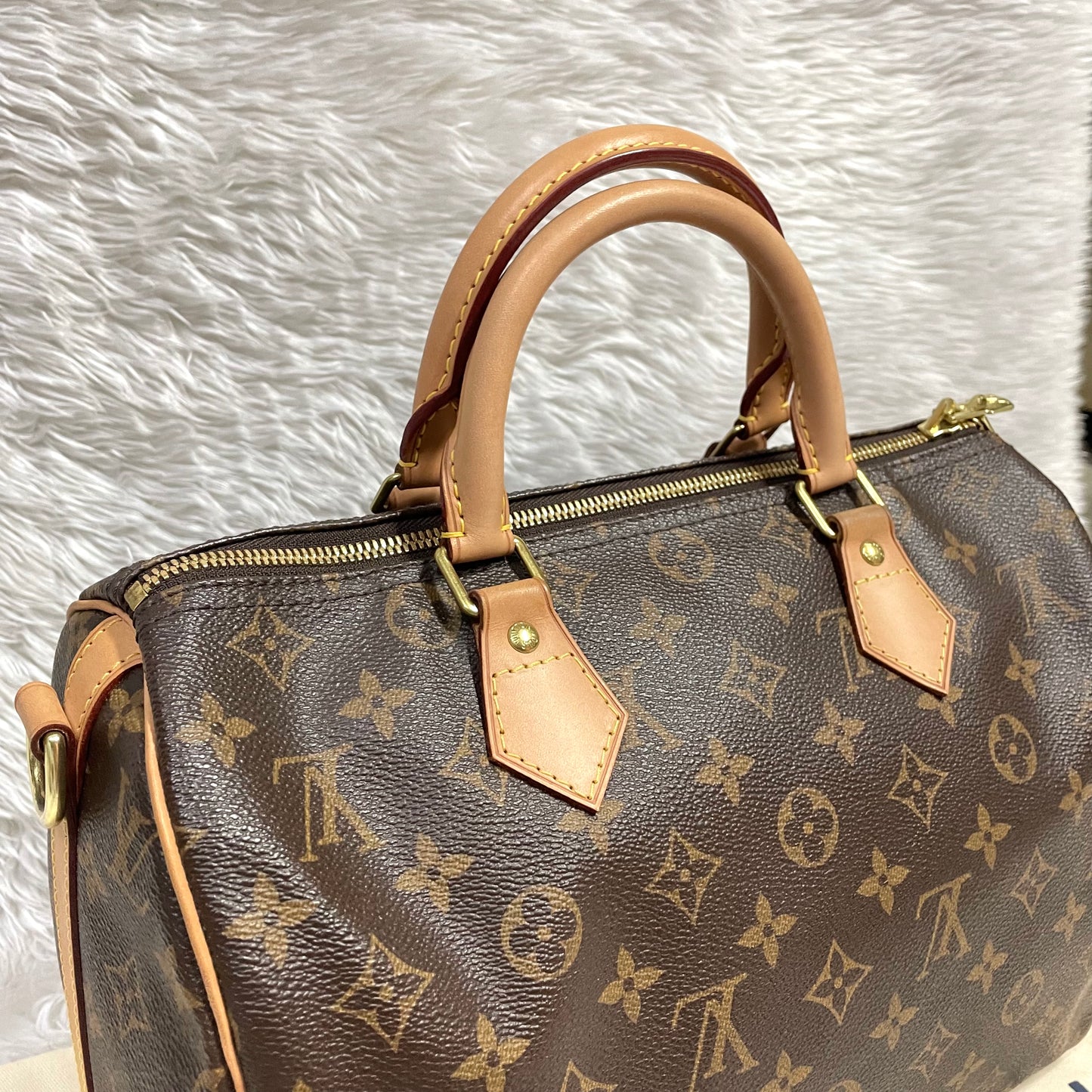 Authentic Speedy 30 Bandouliere monogram in great condition with dust bag and key set and (DU2193 date code)