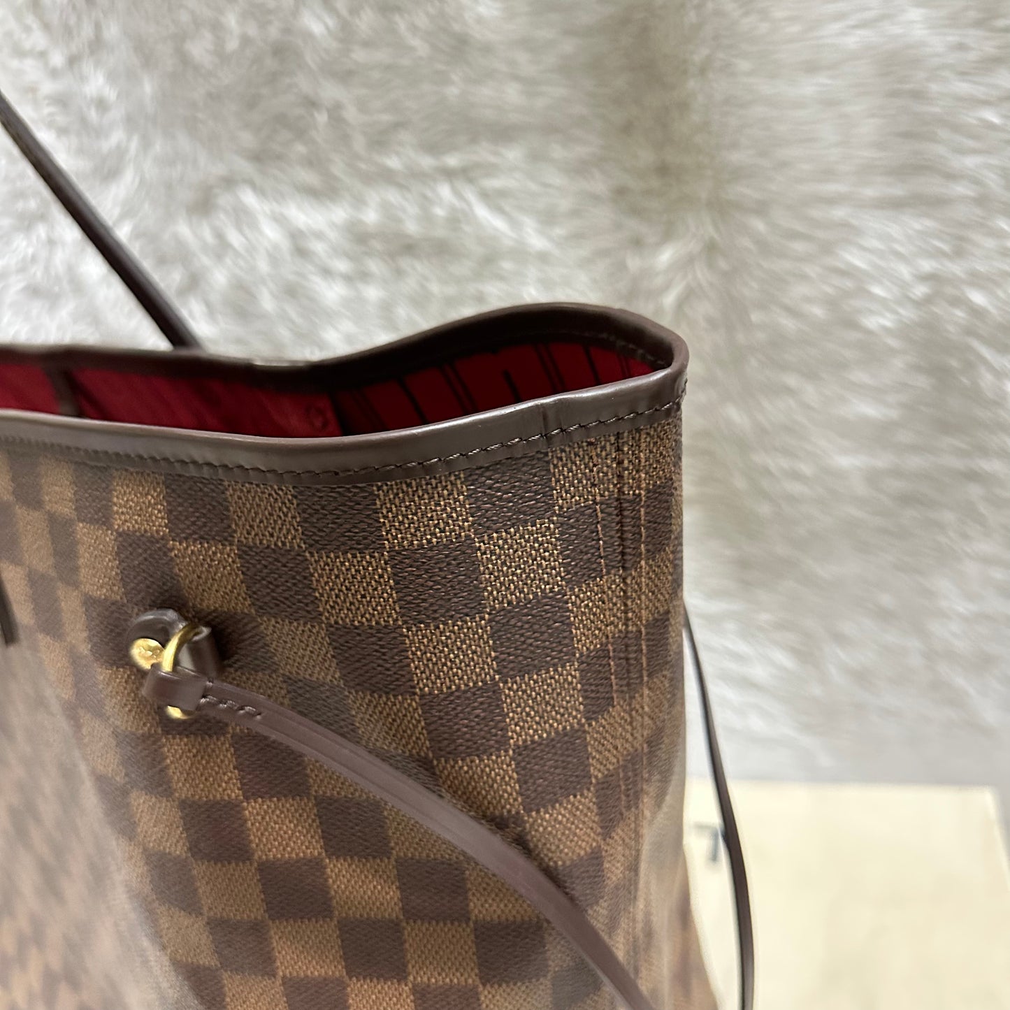 Authentic Excellent Neverfull GM damier ebene in super great condition, come with dust bag. (FL0181 date code).