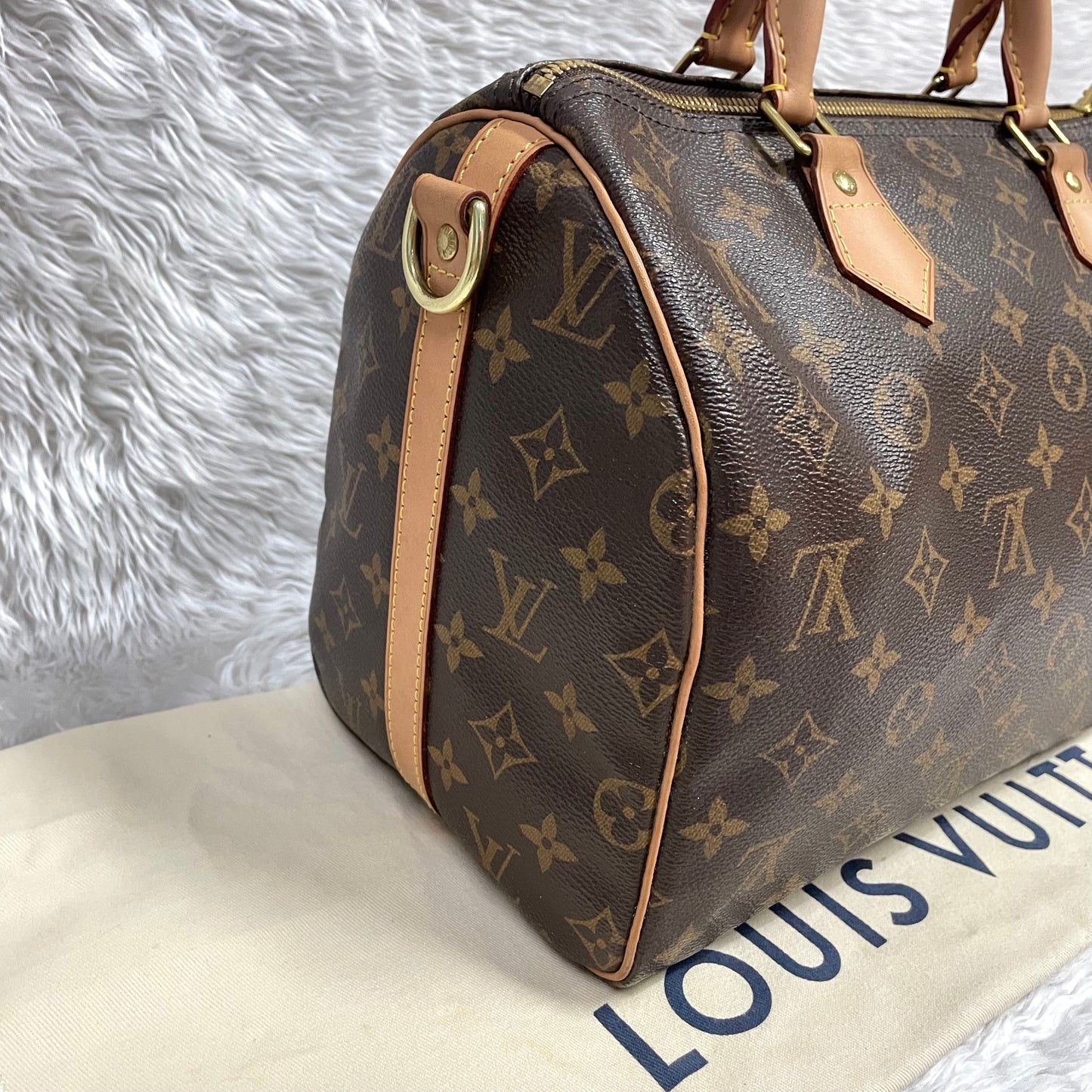 Authentic Speedy 30 Bandouliere monogram in great condition with dust bag and key set and (DU2193 date code)